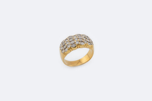 Anello in oro giallo con pavé di diamanti