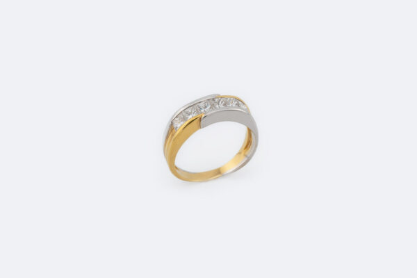 Anello princess cut in oro giallo e oro bianco con diamanti