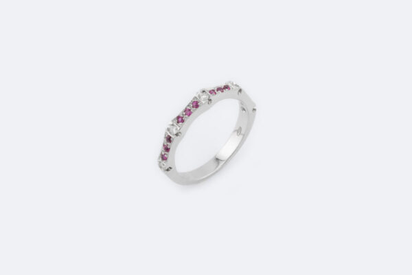 Anello in oro bianco con diamanti e rubini