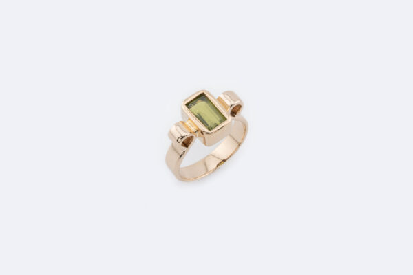 Anello in oro giallo con pietra