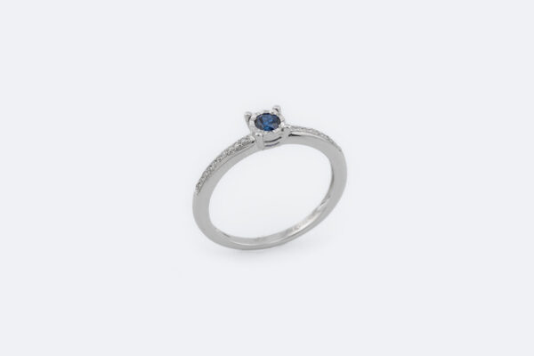 Anello in oro bianco con zaffiro e diamanti