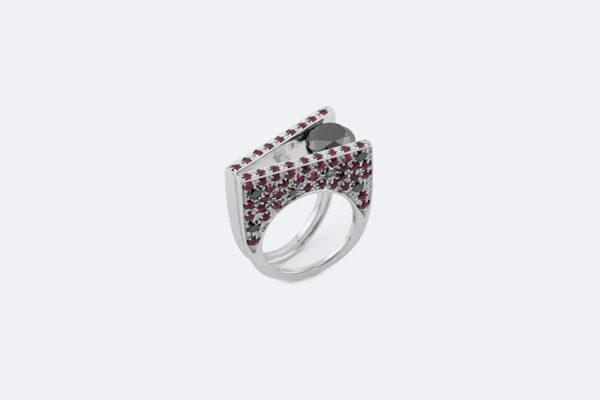 Anello design moderno in oro bianco con rubini e diamanti