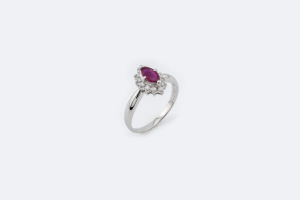 Anello in oro bianco ruby taglio marquise