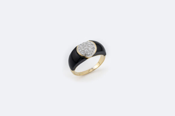 Anello in oro giallo con onice e pavé di diamanti