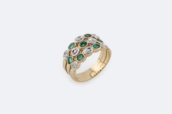 Anello in oro giallo con diamanti e smeraldi