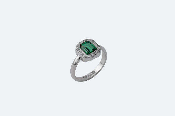 Anello in oro bianco con diamanti e tormalina