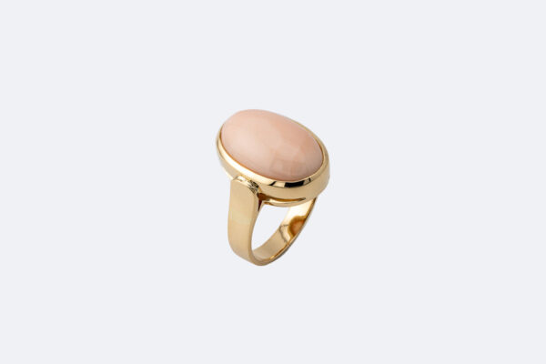 Anello in oro giallo con pasta di corallo