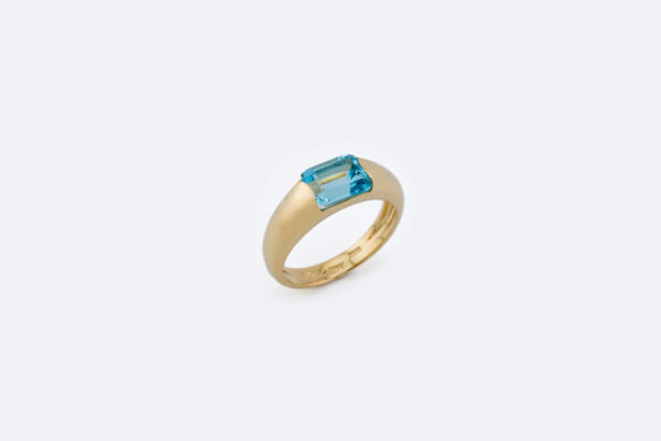 Anello in oro giallo con topazio