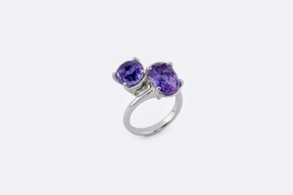 Anello in oro bianco con ametiste