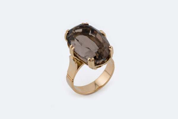 Anello in oro giallo con topazio
