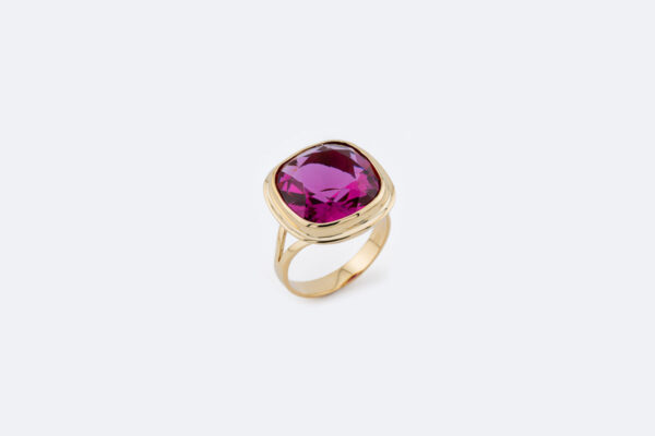 Anello in oro giallo con pietra fucsia