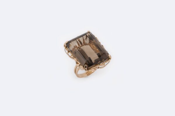 Anello in oro giallo con topazio fumé