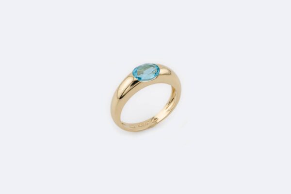 Anello in oro giallo con pietra azzurra
