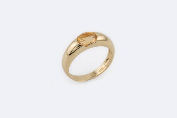 Anello in oro giallo con pietra marrone