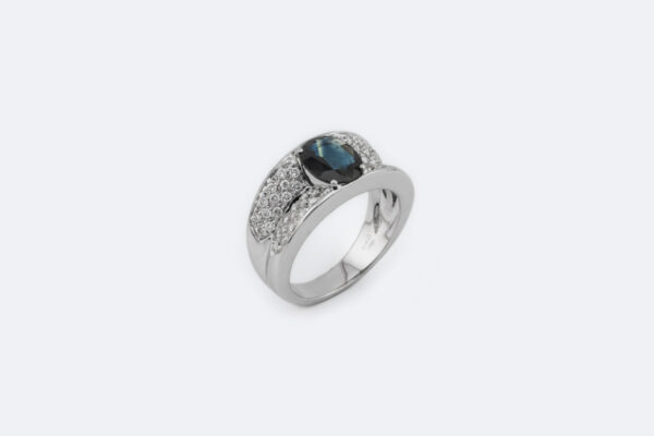 Anello in oro bianco con pavé di diamanti