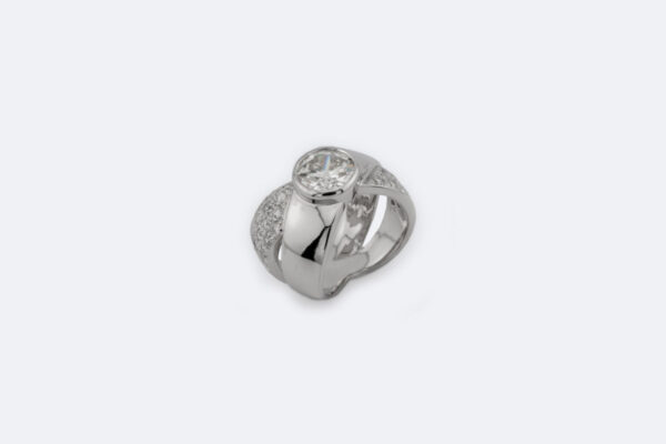 Doppia fascia in oro bianco con pavé di diamanti e diamante centrale