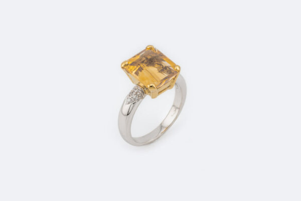 Anello in oro bianco con quarzo citrino