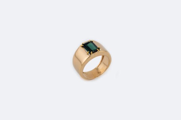 Anello in oro giallo con pietra verde