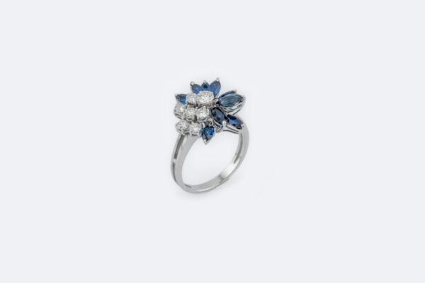 Anello in oro bianco con zaffiri e diamanti