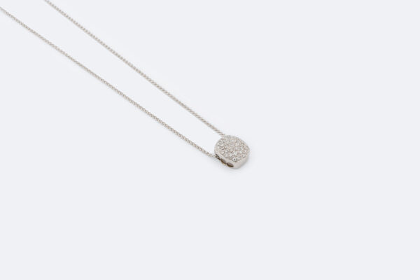 Collana in oro bianco con ciondolo pavé diamanti