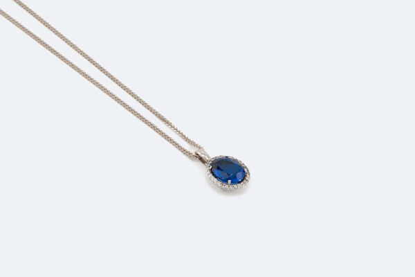 Collana in oro bianco con zaffiro e diamanti