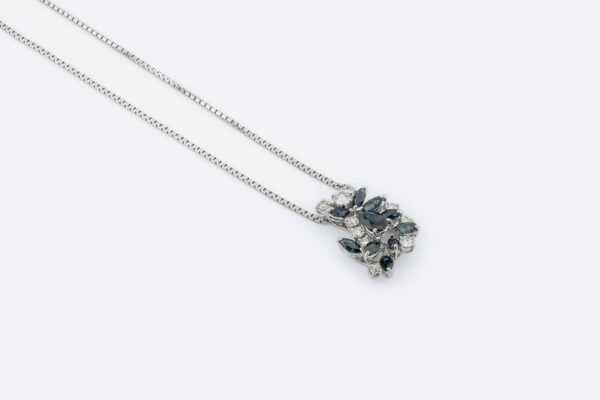 Collana in oro bianco con zaffiri e diamanti