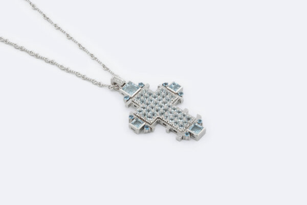 Collana con crocifisso in oro bianco con diamanti e acquamarina