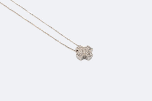 Collana crocifisso in oro bianco con pavé di diamanti