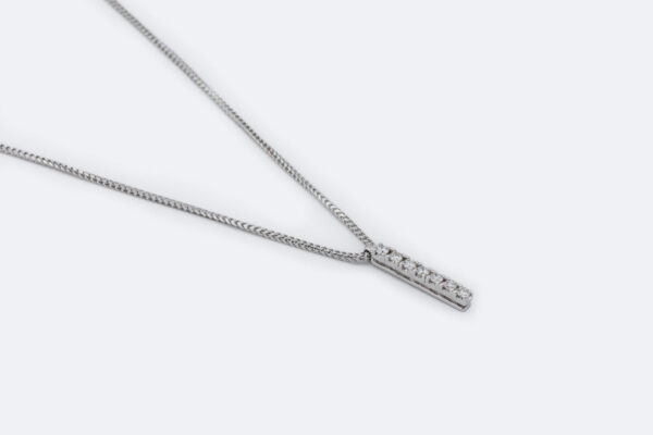 Collana in oro bianco con ciondolo e diamanti