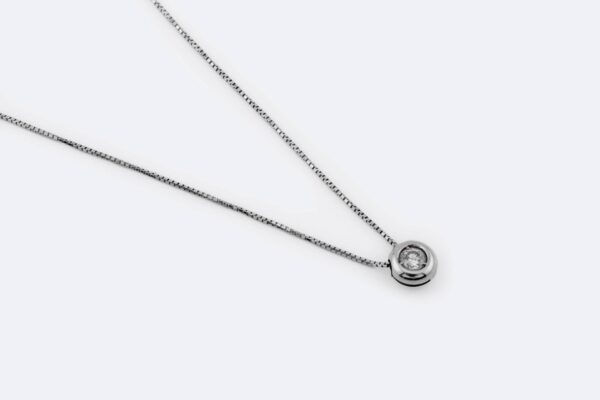 Collana in oro bianco con punto luce con diamante