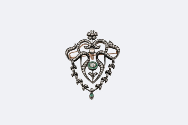Spilla in oro e argento con diamanti huit- huit e smeraldi