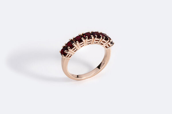Anello “Rivierè” con granati