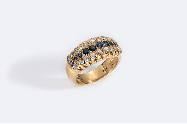 Anello “Rivière” di diamanti e zaffiri