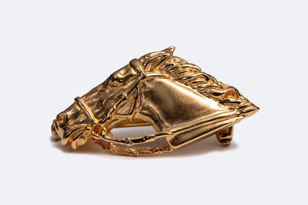 Spilla in oro giallo con testa di cavallo