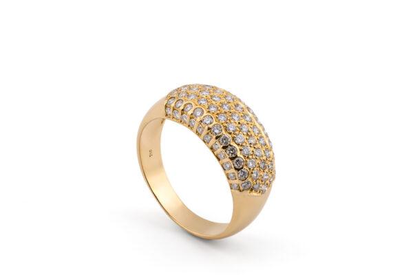 Anello in oro giallo con pavé di diamanti