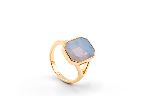Anello in oro giallo con pietra di luna