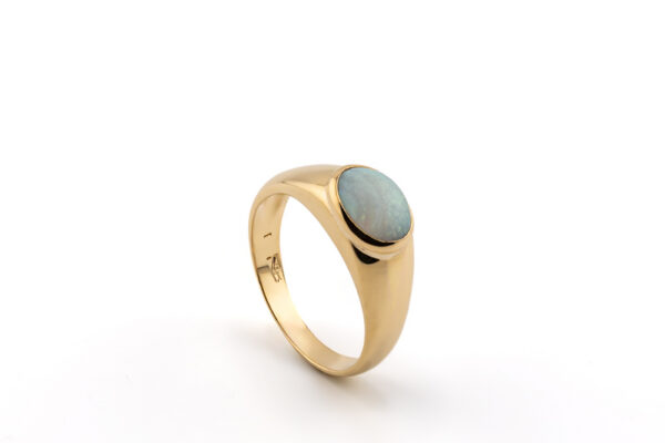 Anello in oro giallo con opale